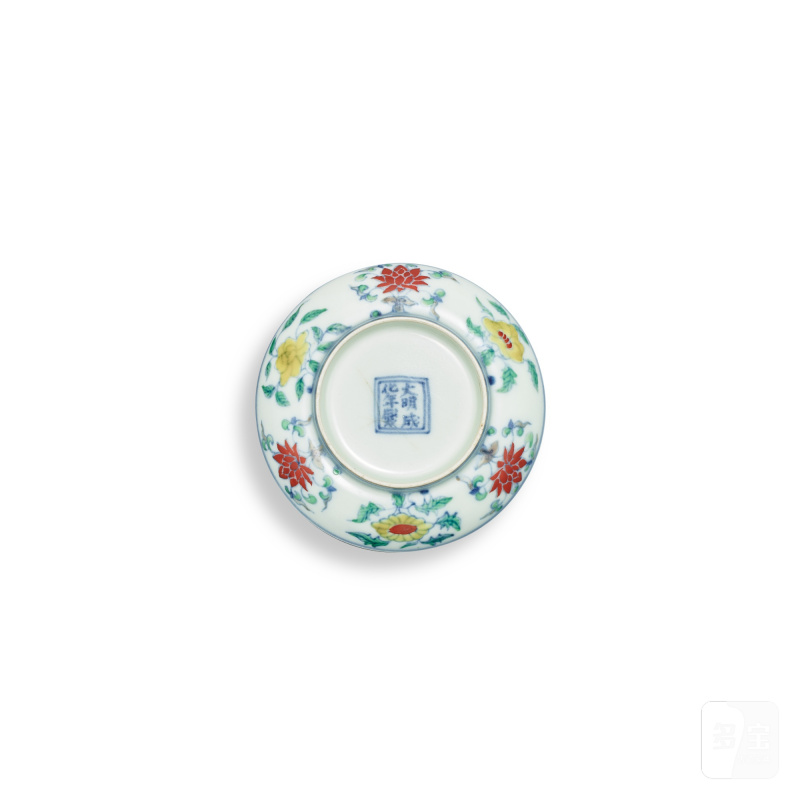 A doucai 'peach' saucer dish, Qing dynasty, 19th century | 清十九世紀 鬪彩壽桃花卉紋小盤 《大明成化年製》仿款 - 图4